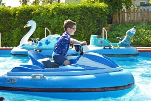acquascooter-water-bumper-boats-battery-cars-sela-group-italy